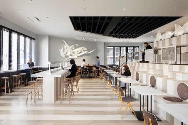 コワーキングスペース_4階のコワーキングスペースは白を基調としたポップな内装です