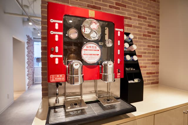 コーヒーメーカー_一杯づつ豆から抽出される本格的なコーヒーが無料でご利用いただけます