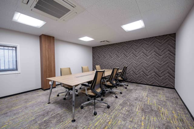 会議室_お客様との打ち合わせなど、様々な用途にご自由にご利用いただける完全個室タイプの会議室です