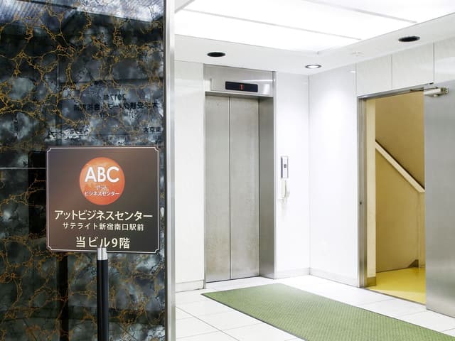 外観_EVホール。建物1階のエレベーターホールです。