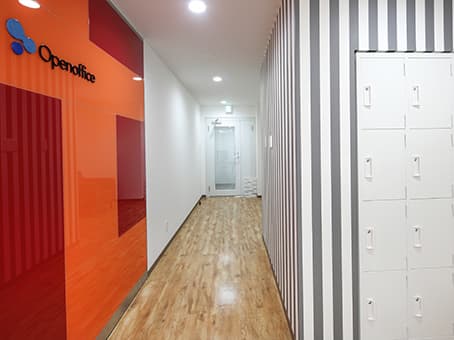 エントランス_ロッカーもあるので収納面に関しても問題がありません©Regus