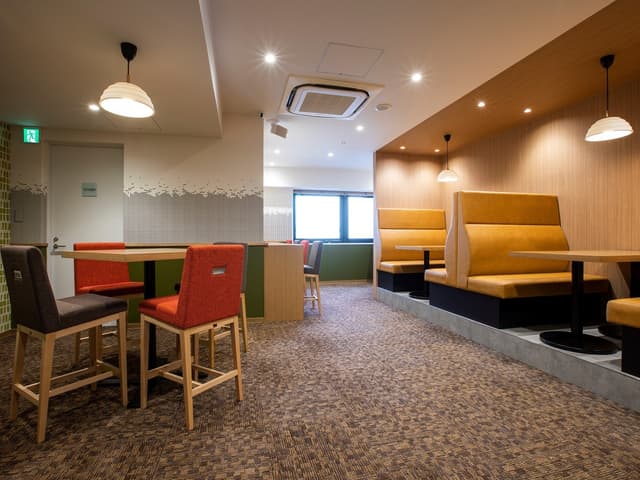 共用部_リフレッシュルーム。気分転換や食事の際はもちろん、打ち合わせなどの際にもご利用いただけます。