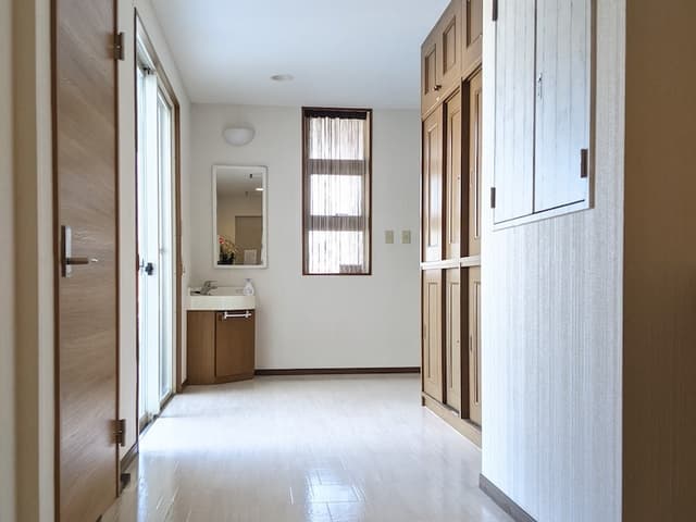 共用部_廊下。木目を基調とした清潔感溢れる内装となっています。