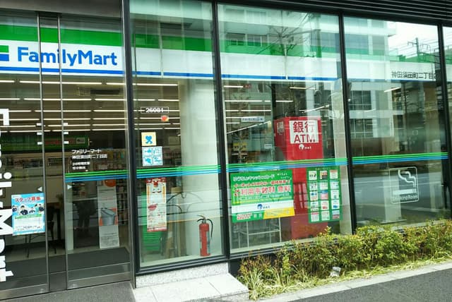 近隣のコンビニ_ファミリーマート 神田須田町二丁目店(徒歩2分)