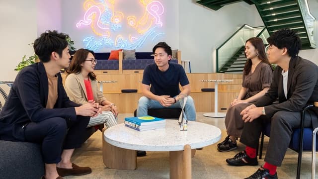 共有スペース_開放的な空間なので色んな人と交流でき、アイデアが浮かびそうです©WeWork