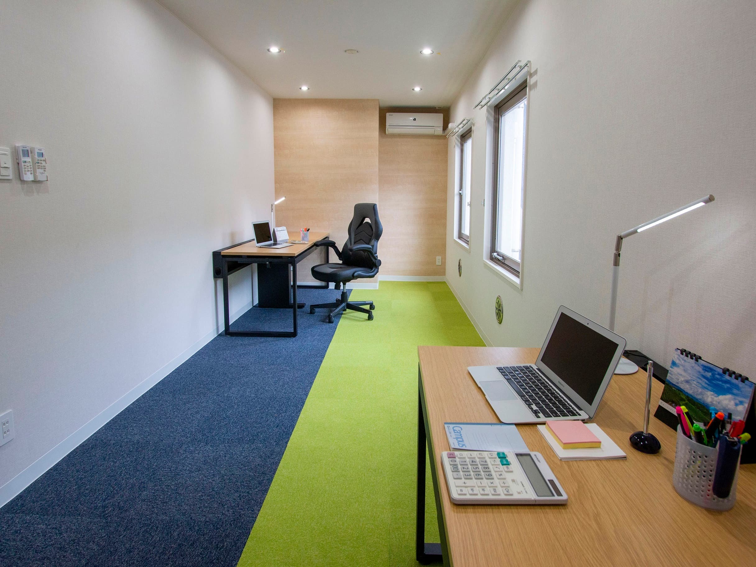 専有スペース_個室。横長タイプですのでデスクレイアウト、ワーキングスペースなど自由に変更できます。