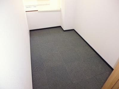 個室_窓がついており、光を取り込める明るい部屋です。