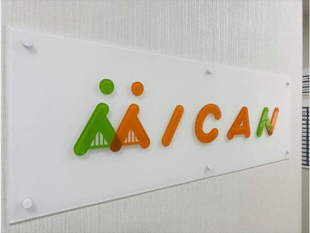 その他_看板。エントランス前のこの看板が目印です。