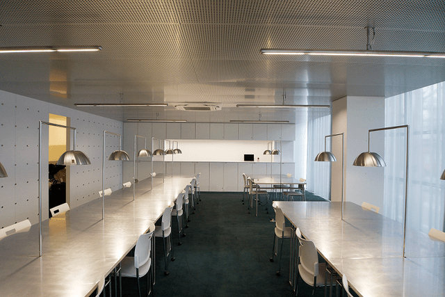 共用部_ワークスペースです。靴を脱いでの作業となっているため、家にいるかのようにくつろいで過ごすことが出来ます。