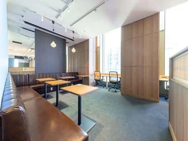 共用部_ワークスペース。無料での共用Wi-fiを利用することができます。©BIZcomfort