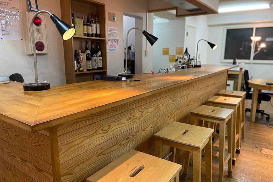 共有部_カウンター席。毎週水曜日19:00より利用者と交流できるBARを開催しています。
