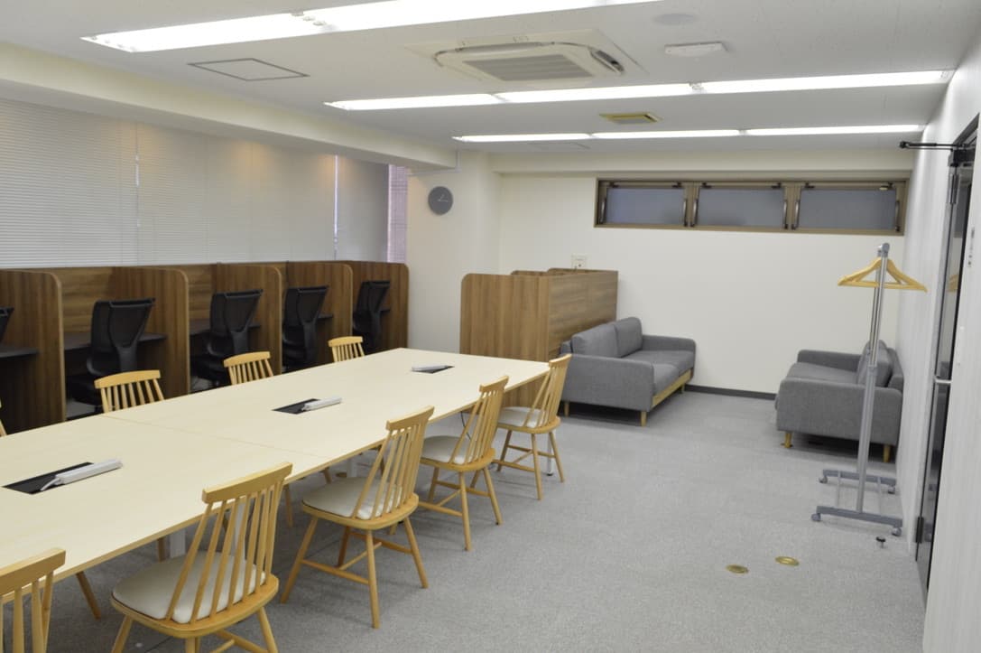 専用スペース_個室。全席で電源を完備しています。