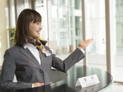 外観_受付。コンシェルジュによる郵便物転送サービスなどもございます(別途料金)。©BIZcomfort
