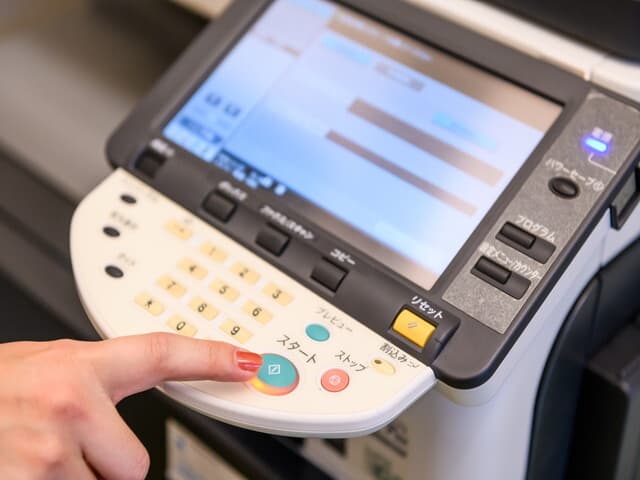 設備_複合機。別途料金を支払うことで共用の複合機を利用できます。