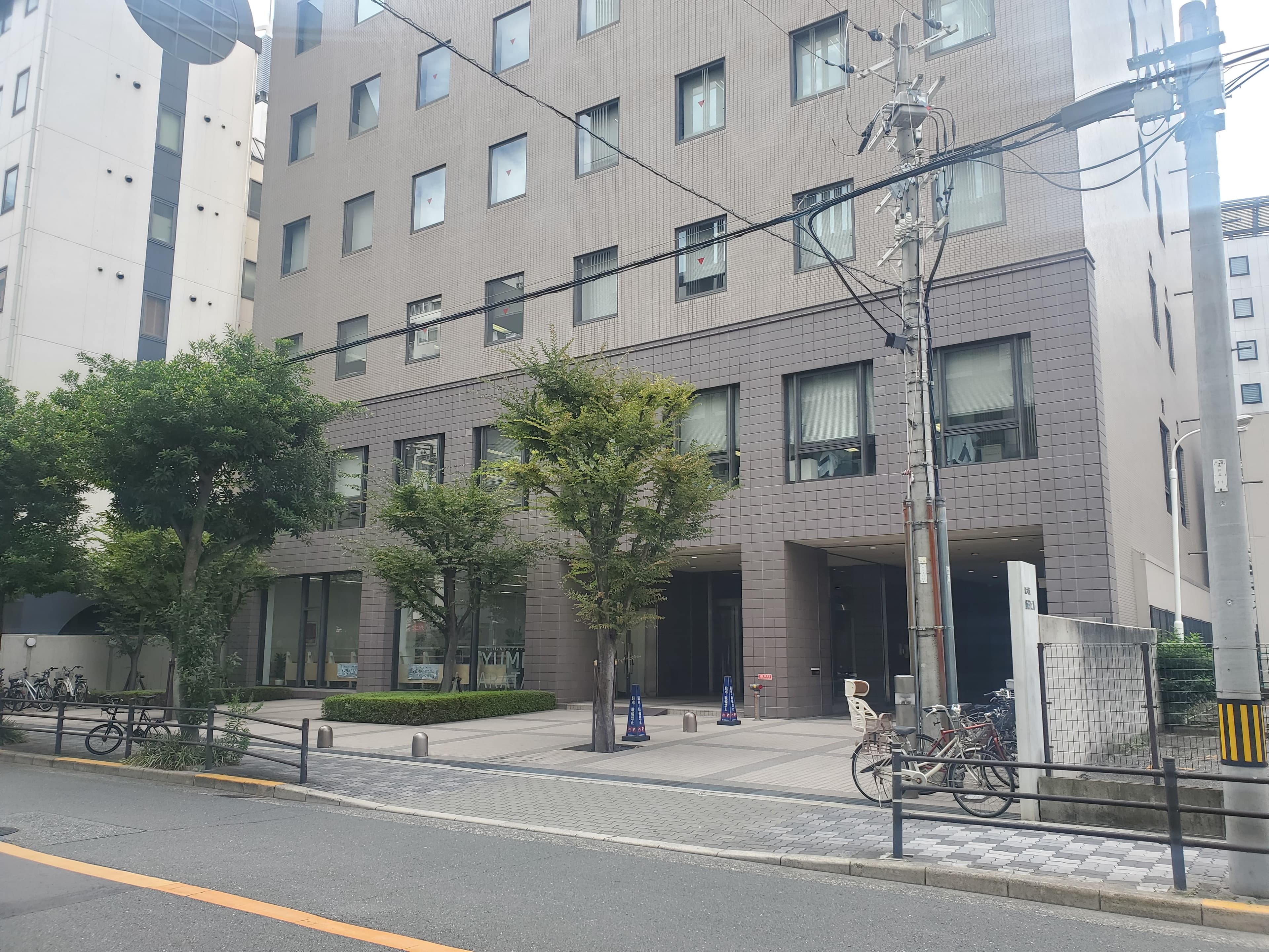 建物外観。 新大阪飯田ビル1Fにあります。