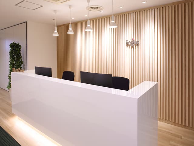 外観_受付。ホテルを思わせる洗練されたデザインの受付です。
