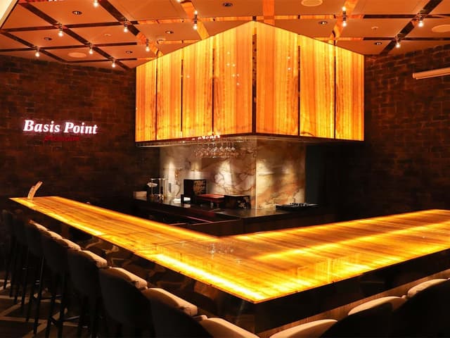 共用部_Bar Counter。普通のワークスペースとは違った雰囲気で作業が行えます。©️Basis Point