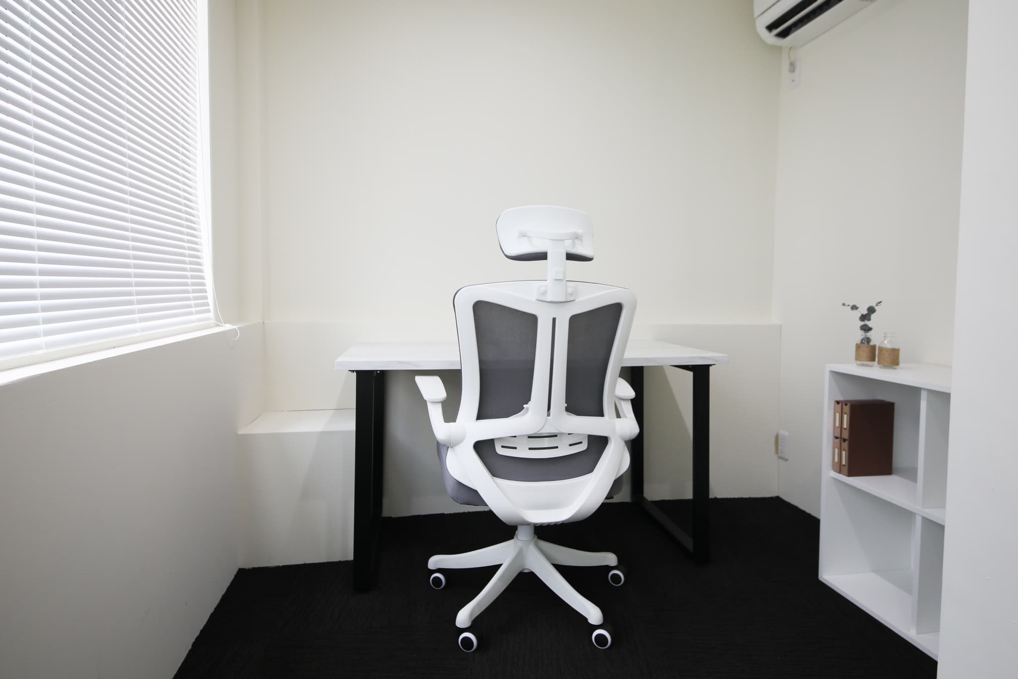 個室_机、椅子、書棚が予め設置されており、インターネットも利用可能です。