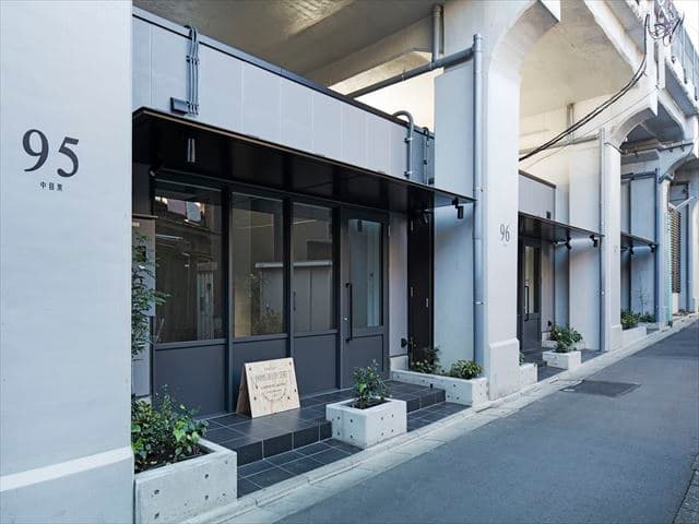 外観_高架下にあるオフィスなので頑丈な骨組みで設計されています。