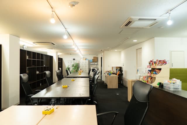 オープンスペース_木を基調とした温かみのあるスペースです