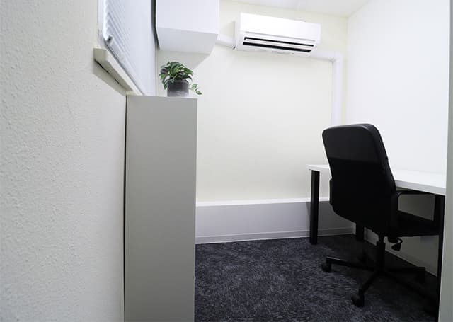 専有部_個室。家具付き、インターネット環境完備ですぐに作業を始めることができます。