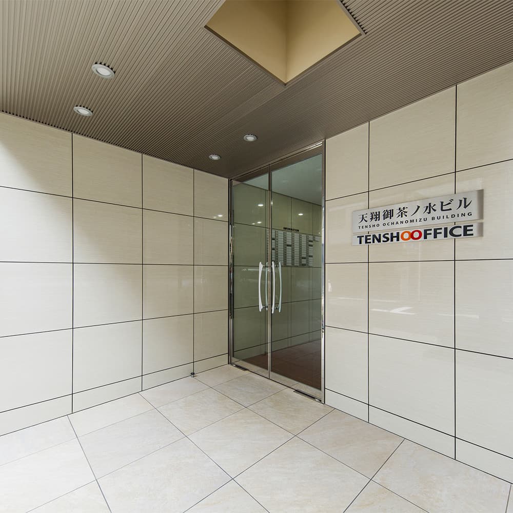 エントランス_シンプルで落ち着いた雰囲気のあるエントランスです