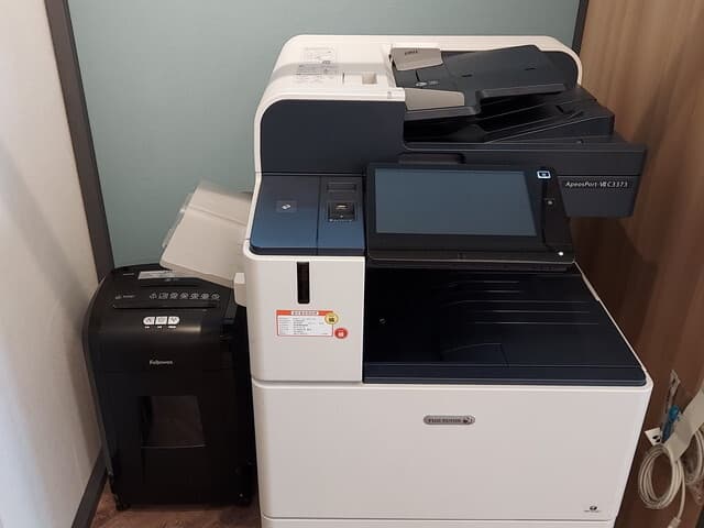 設備_コピー機。他にもシュレッダーや文房具の貸し出しも行っています。