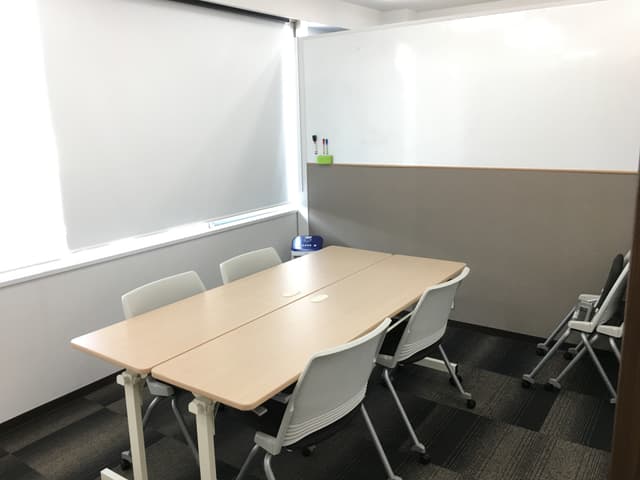 共用部_会議室。指定席利用の方は無料で、自由席利用の方は有料でご利用いただけます。