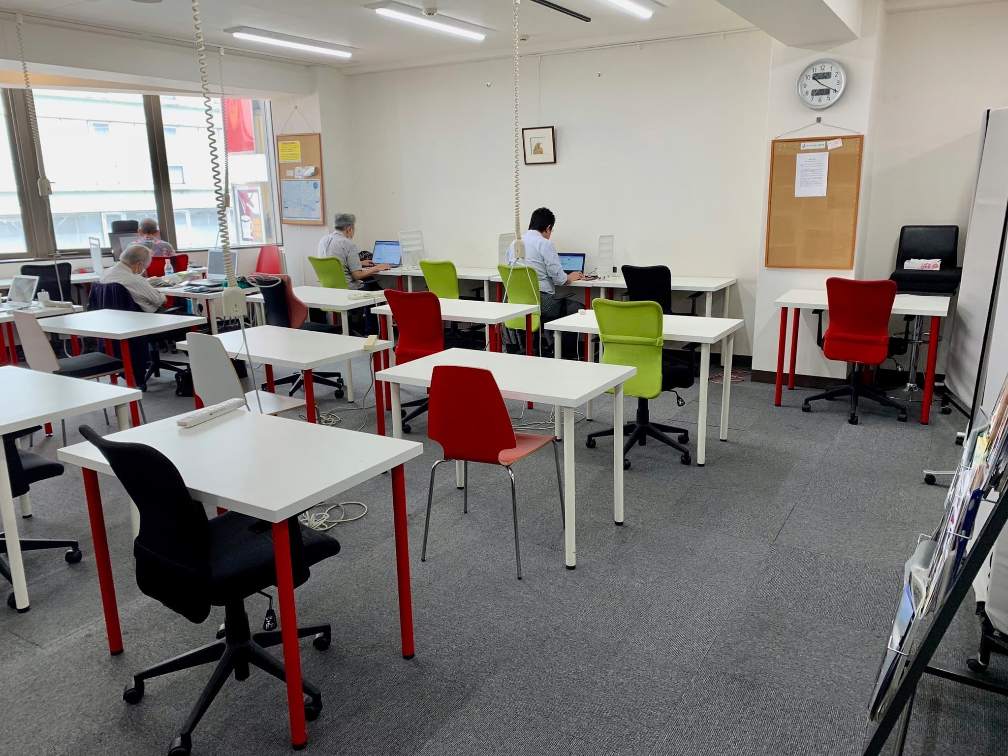 共用部_コワーキングスペース。自習スペースのようなデスクで、勉強・個人業務に没頭できる空間です。