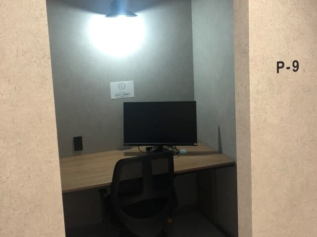 専用デスク_1名ブース。1人で業務に集中したいという方におすすめの環境です。