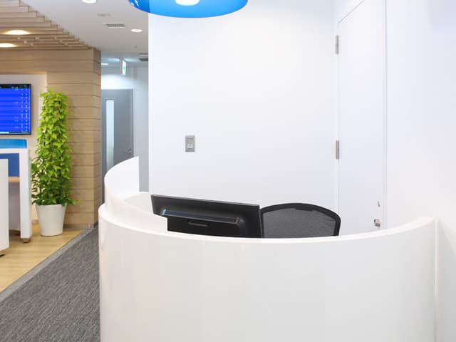 受付_受付にはバイリンガルの方が常駐しています。©Regus