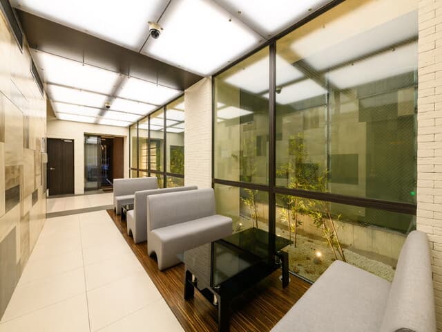 共用部_ラウンジ。エントランスから続く、打ち合わせなどに利用できるスペースです。