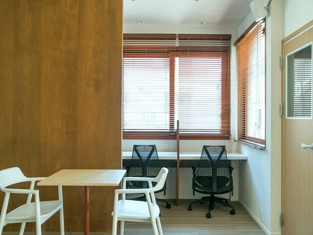 共用部_オープンラウンジ。窓面積も大きく、採光も十分確保された明るいオフィスです。