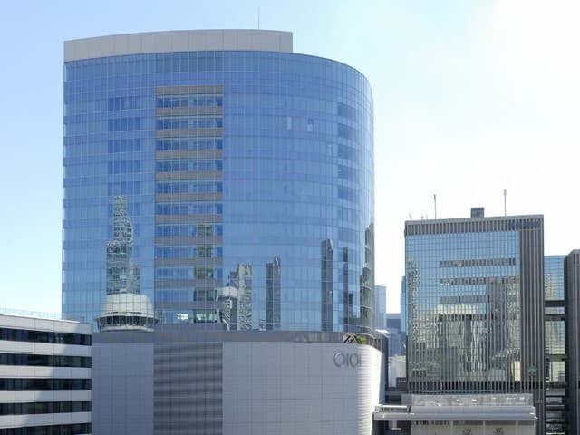 外観_飲食店なども併設されている複合施設です。