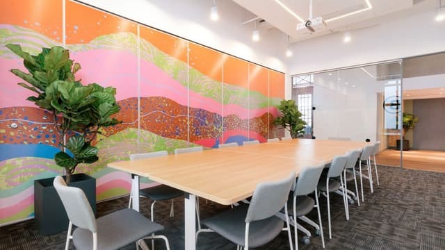 会議室_明るい会議室は白熱した議論をすることができそうです©WeWork
