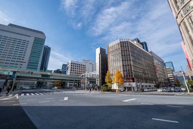 外観_日本橋三越のすぐ隣に位置しています。
