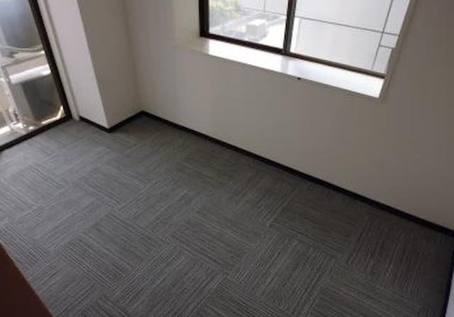 個室_4名個室です。窓があり開放的な空間です。