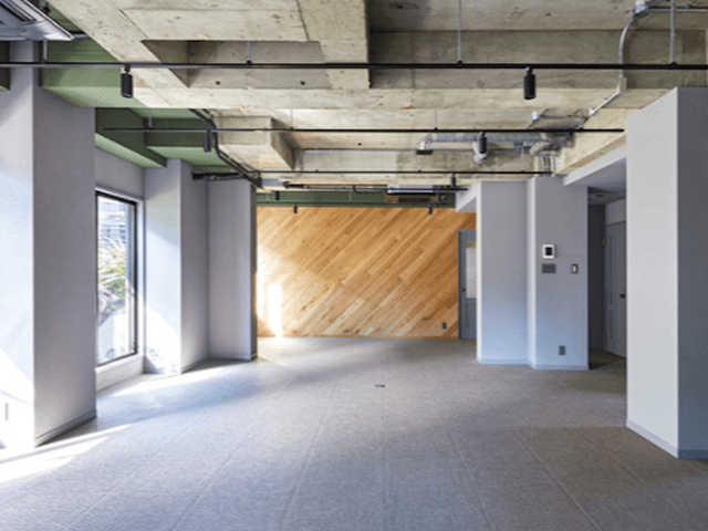 個室_2F。オフィスはリノベーションにより高採光な空間設計となっています。