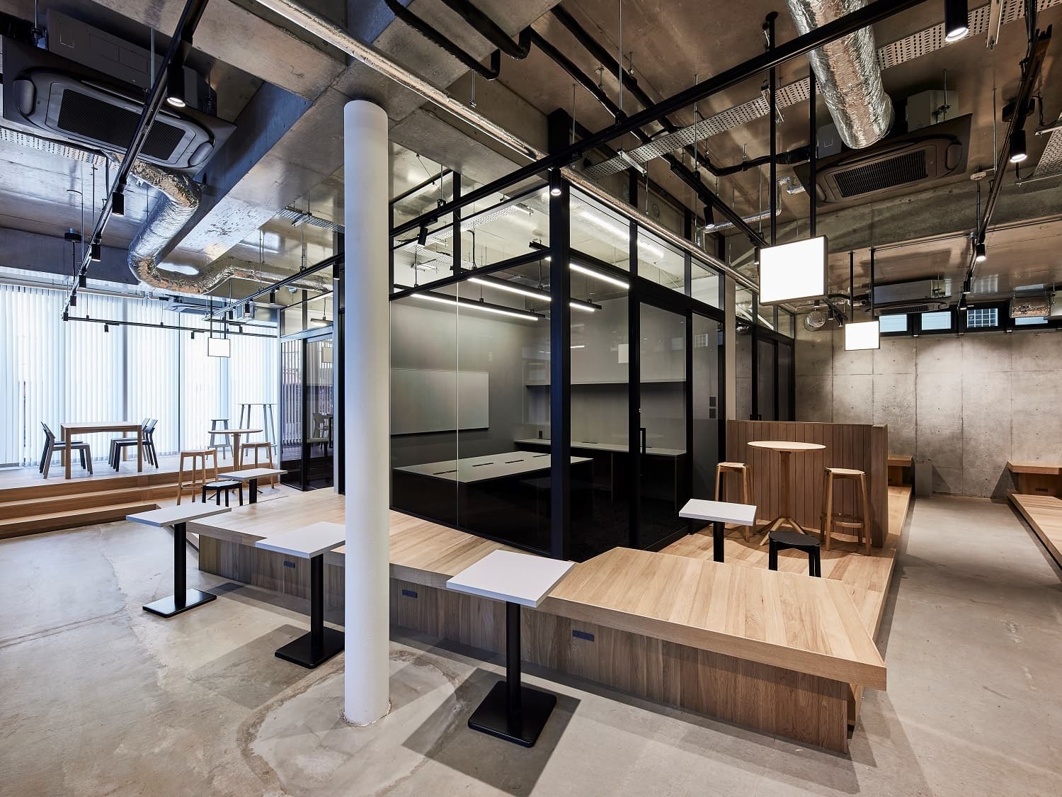 個室_1Fデッキ。個室前のオープンスペースも使用できるため、フレキシブルな働き方が可能です。