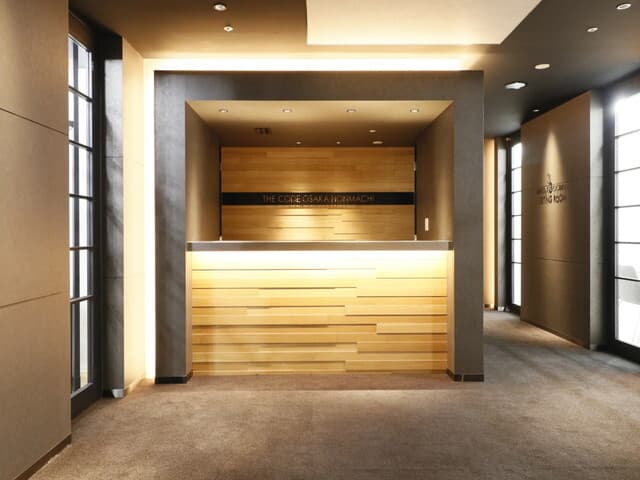 外観_受付。スタッフによる丁寧な受付対応は、お客様を招いた際に好印象を与えられるでしょう。