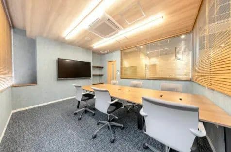 共有部_会議室。来客対応や打ち合わせ、大切な商談におすすめです。※画像はイメージです。©bizcomfort