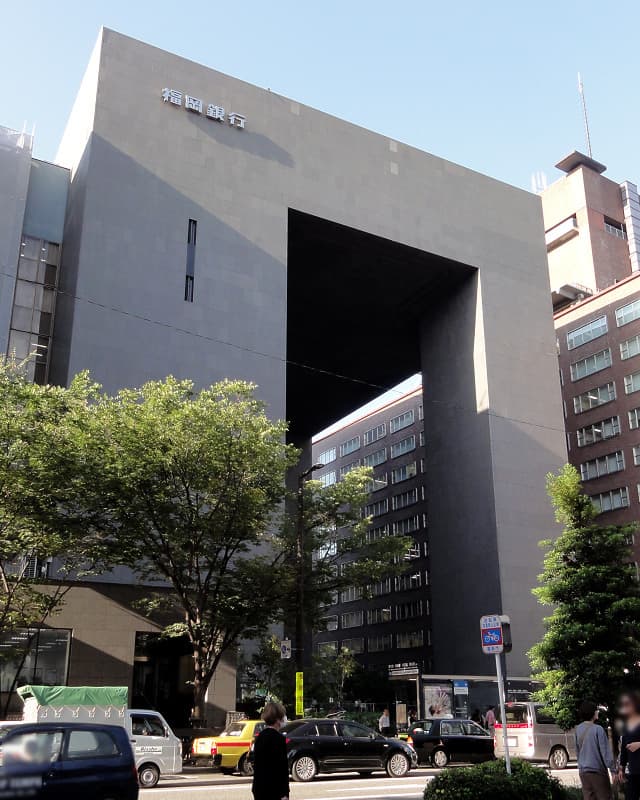 近隣の金融機関_福岡銀行 本店(徒歩2分)