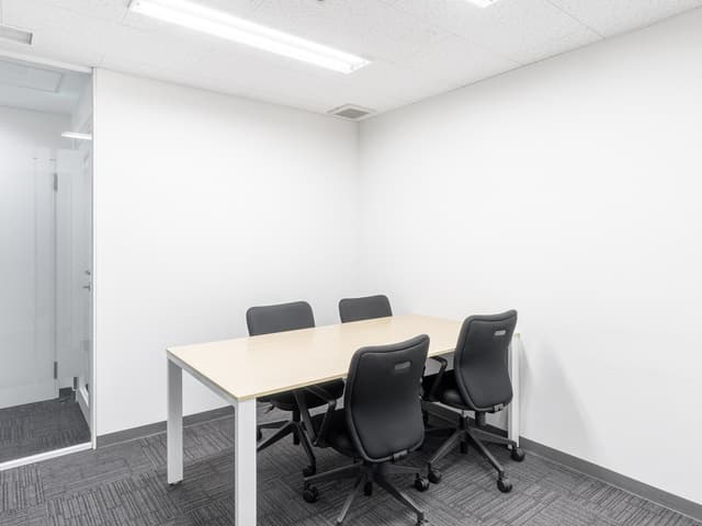 共用部_会議室。時間貸しの会議室が用意されています。来客の際も安心です。