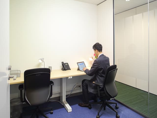 個室_快適なワークチェア、デスクを備えたシンプルなお部屋です。