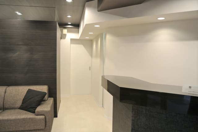 エントランス_常駐の受付スタッフが出迎えてくれます