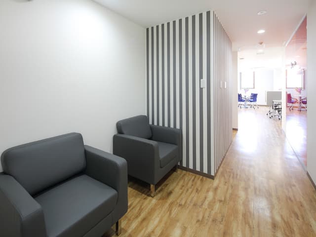 ラウンジ_ゆったりとくつろげるソファーも用意されています©Regus