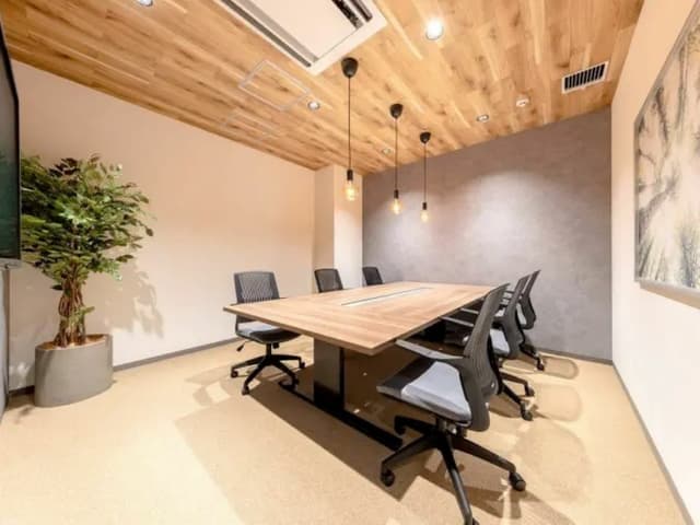 共有部_会議室。来客対応や打ち合わせ、大切な商談におすすめです。※画像はイメージです。©bizcomfort