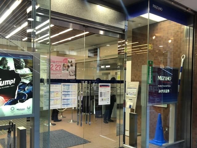 近隣の銀行_みずほ銀行 新宿西口支店 (徒歩3分)