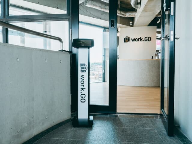 外観_エントランス。入退出管理にはカードキーを採用しており、お手持ちの交通系ICカード等で登録が可能です。