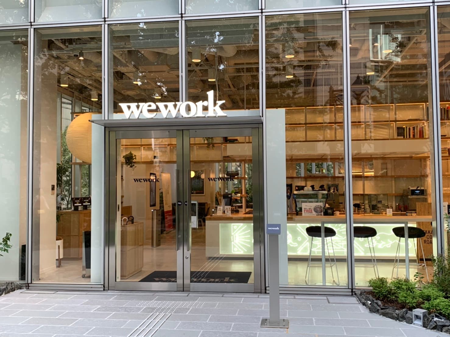 外観_全面ガラス張りのおしゃれなビルです。©WeWork